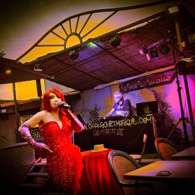 Soirée spectacle cabaret Lydia Moreno et animation avec DJ restaurant camping gard